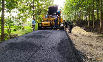 Anggota Satgas TMMD Bojonegoro, Ratakan Aspal Pembangunan Jalan Jatimulyo